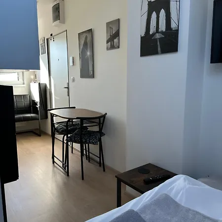 Cozy On Metro Apartment