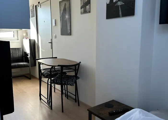 Cozy On Metro Apartment